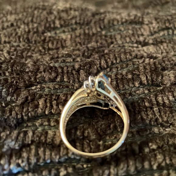10 kt gold blue topaz ring. Size 6 3/4 - Picture 4 of 4